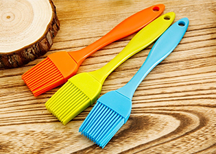 How to customize a good quality silicone oil brush